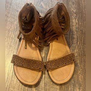 Minnetonka Leather Fringe Sandals Size 6.5